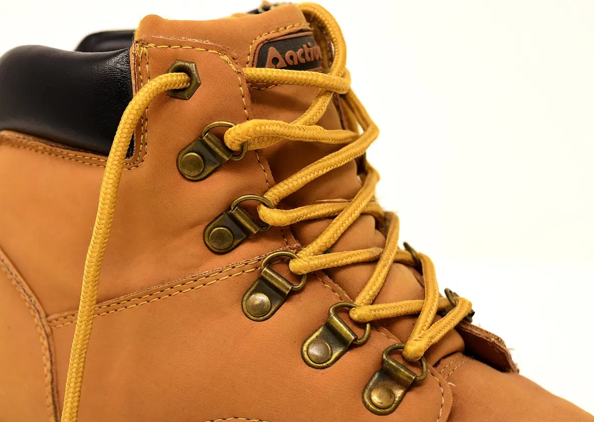 Hiking Boots vs Trail Shoes: Which Should You Choose for UK Trails?